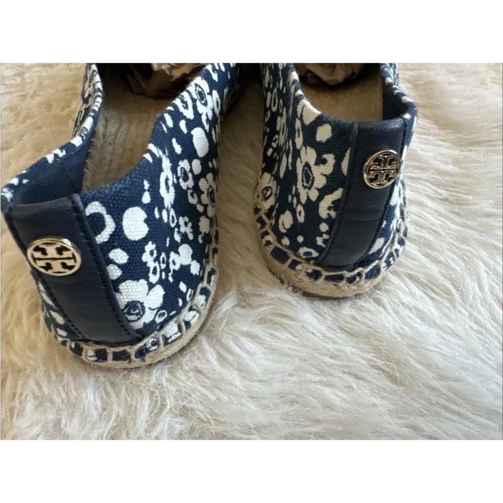 Tory Burch Canvas Navy with white Floral print back logo Espadrilles size 10 - Picture 4 of 15